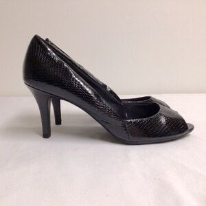 NWOT Peep toe pumps